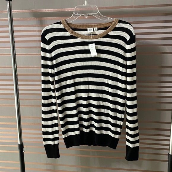 GAP Tops - NWT Gap thin long sleeve sweater in size medium